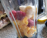 Foto del paso 2 de la receta: Batido de Mango con fresa, plátano y leche