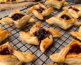 Foto langkah ke 5 dari resep Puff Pastry Mudah! Simple Jam Tarts.