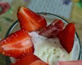 A picture of step 3 of Strawberry ice cream shake.
