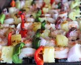 Foto del paso 3 de la receta: Pinchos de camarones y ananá con arroz cremoso de curry y salsa de mango & habanero
