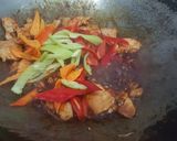 รูปขั้นตอนการทำที่ 2 ของ ไก่ผัดเม็ดมะม่วง🐔🥜