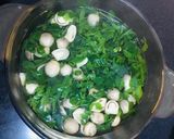 Hình bước làm 2 của món Canh Rau Chùm Ngây Nấu Nấm Rơm