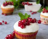 A picture of step 4 of Red currant cupcakes.
