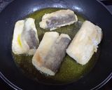 Foto del paso 2 de la receta: Merluza con tomate y pimientos asados