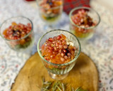 Foto del paso 4 de la receta: Ensalada navideña de granada y salmón ahumado - en vasitos