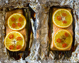 Foto del paso 1 de la receta: Salmón en papillote con espárragos y salsa de soja y miel
