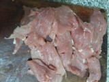 Papas al horno con centro de carne de cerdo ahogadas en cerveza