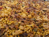 Paella de oreja de cerdo con puerro y ajos tiernos
