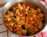 Foto del passaggio 3 della ricetta Calamarata con spada datterino giallo olive capperi e menta