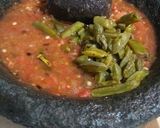 Foto del paso 5 de la receta: Huevo en tortilla y salsa de molcajete con nopalitos