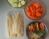 Foto langkah ke 2 dari resep Bening Oyong, Wortel dengan Jamur Enoki.