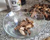 Foto del paso 2 de la receta: Pollo guisado con boletus y trufa