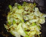 Foto langkah ke 4 dari resep Tumis kangkung + bunga kasturi.