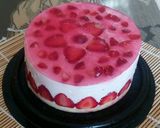 Foto langkah ke 8 dari resep Strawberry mousse cake.