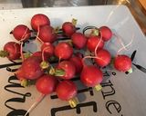 Une image de l'étape 1 de Salade de laitue rougette aux tomates,radis cerises et persil.