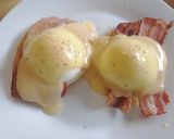 A picture of step 5 of Eggs Benedict.