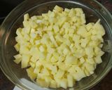 Foto del paso 1 de la receta: Tortilla de papas con cebolla y puerro sofrito y ensalada