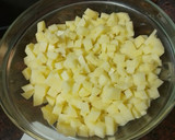 Foto del paso 1 de la receta: Tortilla de papas con cebolla y puerro sofrito y ensalada