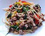 รูปขั้นตอนการทำที่ 4 ของ สปาเก็ตตี้กะเพราหมูสับพริกหวาน