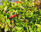 Foto langkah ke 6 dari resep Tumis Kangkung Bunga Pepaya.