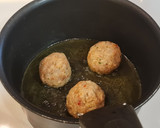 Foto del paso 2 de la receta: Albóndigas de rape en salsa con patatas y gambones