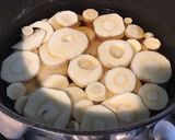 Une image de l'étape 3 de Panais fondants au persil et crème de champignons.