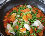 Foto del paso 5 de la receta: Guisantes con chorizo, zanahoria y coliflor