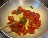 Foto del passaggio 1 della ricetta Spaghetti in padella 84 datterini e feta