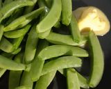รูปขั้นตอนการทำที่ 1 ของ "ถั่วหวานผัดเนย" Stir Fried Sugar Snap Pea with butter🧀