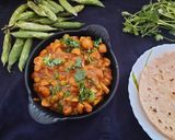 A picture of step 4 of Mushroom matar ki subji.