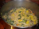 Fideos chinos con verduras salteadas y longaniza