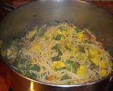 Foto del paso 9 de la receta: Fideos chinos con verduras salteadas y longaniza