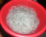 Hình bước làm 1 của món Miến nấu thịt gà (miến nấu lòng gà)