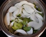 Foto del paso 1 de la receta Lechuga al vapor con cebolla y champiñones