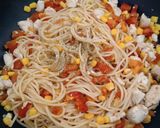 Foto del paso 7 de la receta: Tallarines salteados con pollo y verduras