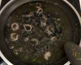 Foto del paso 4 de la receta Arroz negro con calamares y gambas 🦑🦐