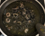 Foto del paso 4 de la receta: Arroz negro con calamares y gambas 🦑🦐