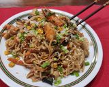 Φωτογραφία βήματος 9 της συνταγής "Noodles chow mein με γαρίδες και σουρίμι" 🥡🍤