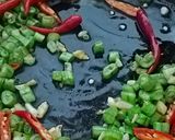 รูปขั้นตอนการทำที่ 1 ของ "ผัดกะเพราไส้กรอกไก่" 🐔🌿