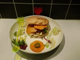 Grillezett Csirkés Sajtburger grillezett belevalókkal és édesburgonya chipssel