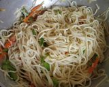 चायनीज वेज हाक्का नुडल्स (Chinese hakka noodle recipe in marathi) रेसिपी स्टेप 3 फोटो 