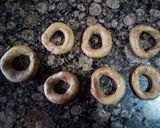 Foto del paso 2 de la receta: Rosquillas con nueces caramelizadas y naranja confitada #huevo