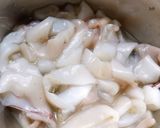 Foto langkah ke 2 dari resep Cumi Goreng Tepung (Fried Calamari).