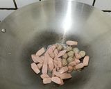 Foto langkah ke 2 dari resep Oseng Sosis Labu Siam.