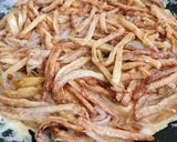 Foto del paso 2 de la receta: Tortilla de papas 🥔 con papas al disco 😋