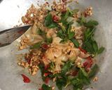 รูปขั้นตอนการทำที่ 3 ของ เส้นใหญ่ผัดกะเพราไก่สับ ไข่ดาวกรอบ