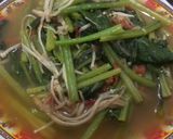 Foto langkah ke 3 dari resep Tumis Sawi Hijau dan Enoki.