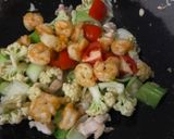 Foto langkah ke 4 dari resep Tumis Pakcoy Udang.