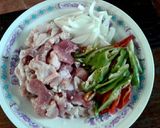 รูปขั้นตอนการทำที่ 1 ของ ผัดพริกสดหมูติดมัน