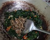 Foto langkah ke 3 dari resep Tumis daun pepaya jepang.